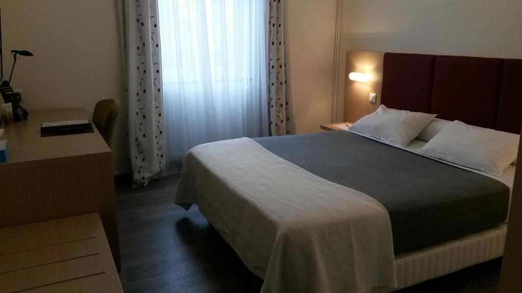 Hotel De La Cloche Dole Room photo