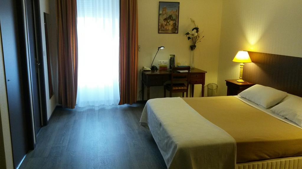 Hotel De La Cloche Dole Room photo