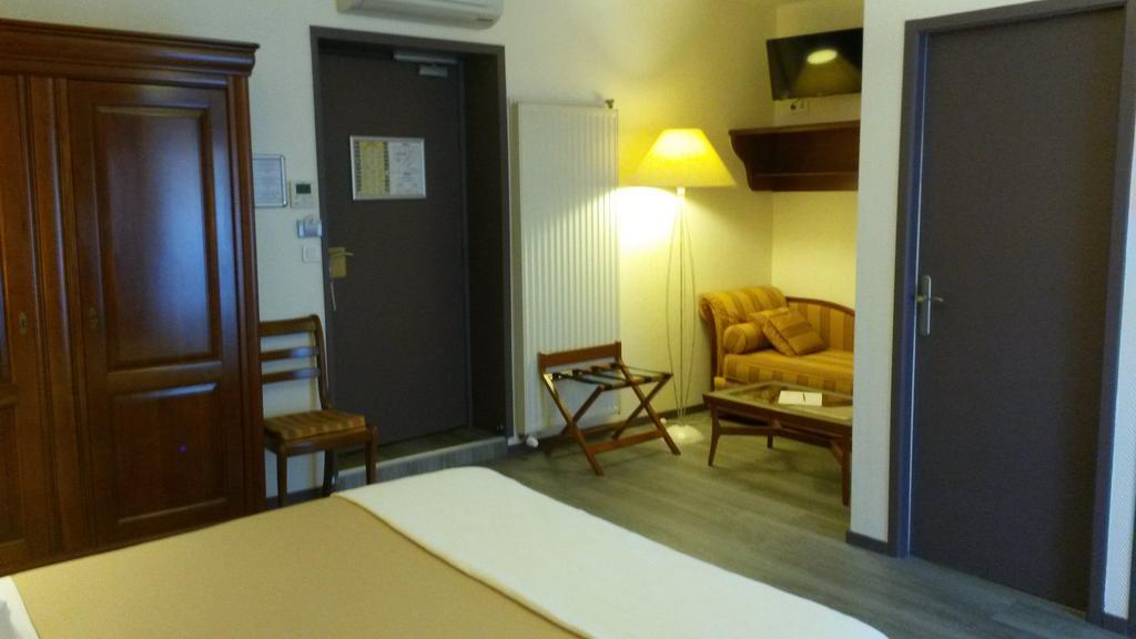 Hotel De La Cloche Dole Room photo